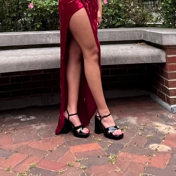 Lulu’s Black Platform Block Heels - Picture 2 of 3